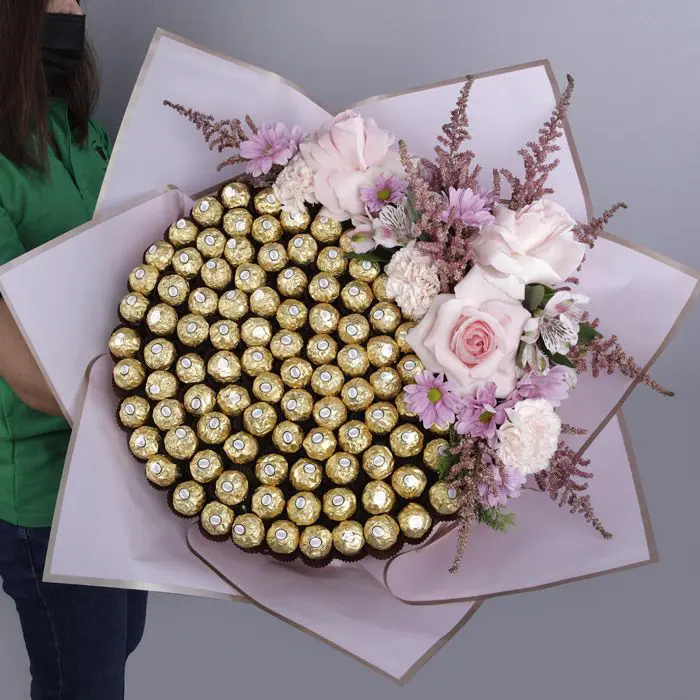 Ferrero Bouquet with Pink Flowers - Flower Delivery UAE